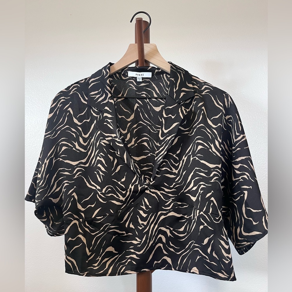 RO&DE Vneck Collar Top black/tan.
